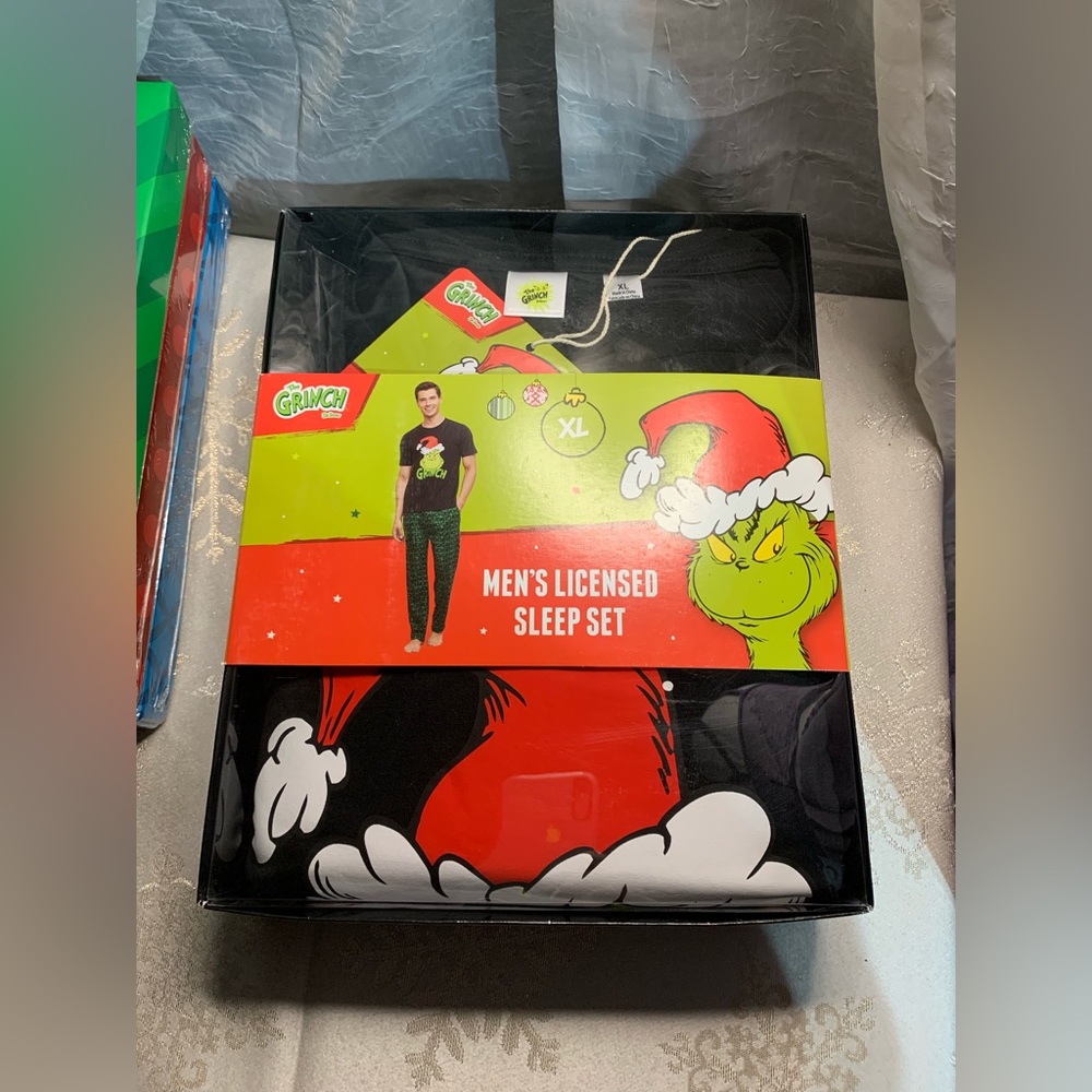 Grinch Men’s Sleep Set - Picture 2 of 6